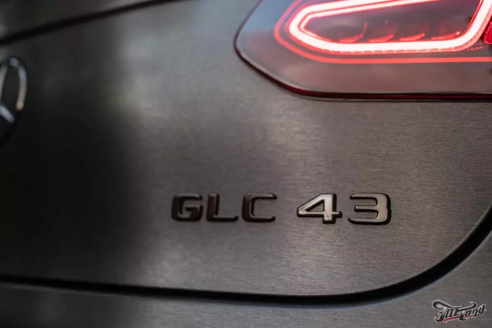 Mercedes GLC43 AMG. Оклейка кузова в шлифованный алюминий, полный антихром и установка красных ремней безопасности!